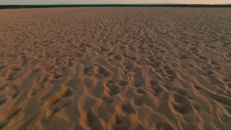 toma aérea a nivel del desierto panorámica hacia el horizonte, colombia, la guajira.