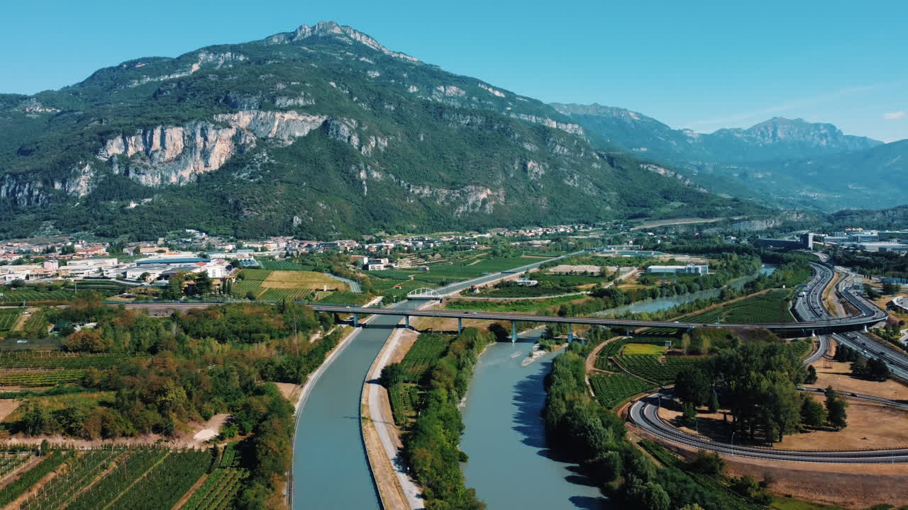 vista aérea de un valle con río, canal y carretera en italia