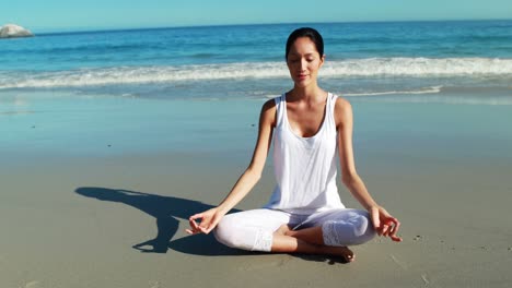 Frau-Macht-Yoga-Am-Strand