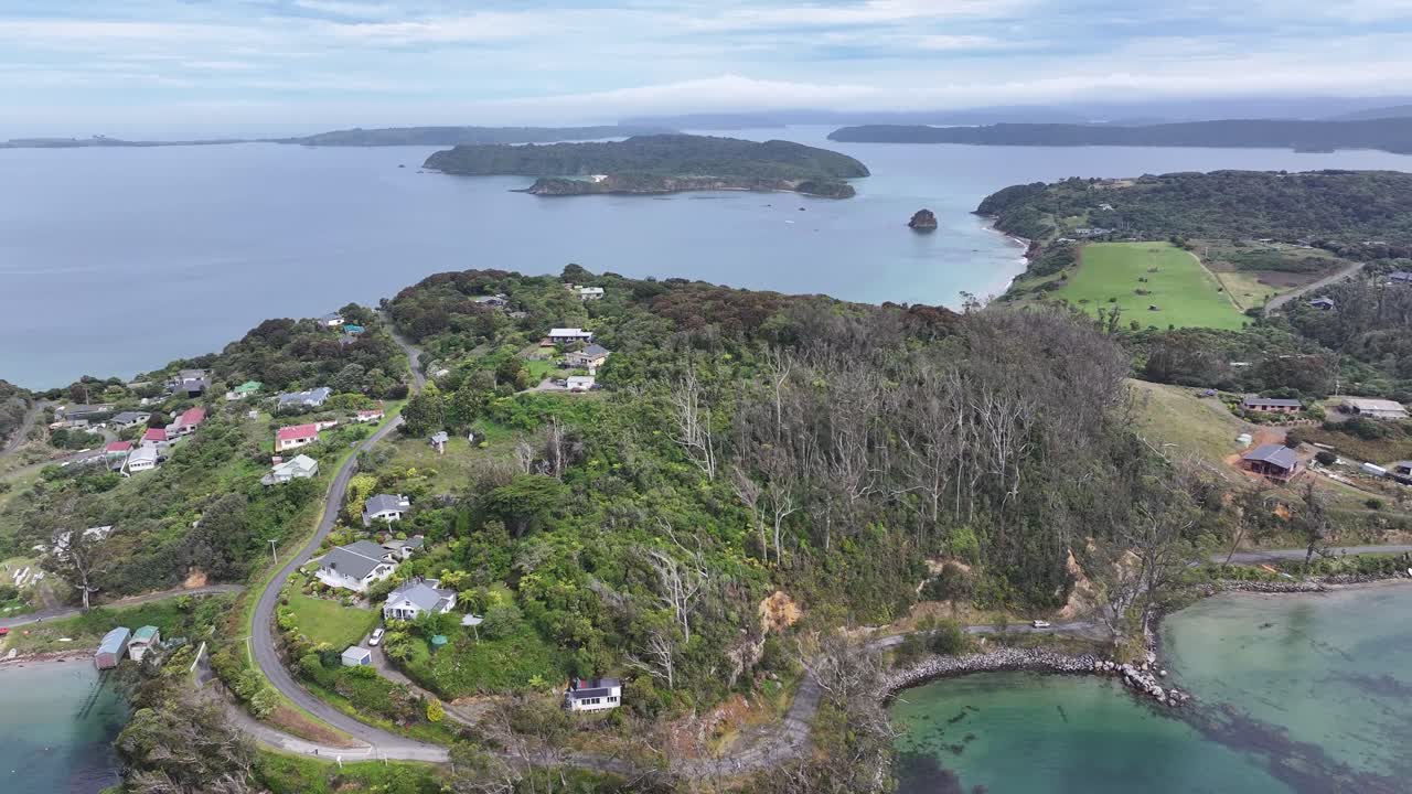 Toàn cảnh trên cao những ngôi nhà và phong cảnh ven biển với các vịnh. Oban, Đảo Stewart, New Zealand