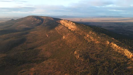 Jarvis-Hill-lookout-illuminated-by-sunrise-lights,-Magical-mountain-range-Landscape