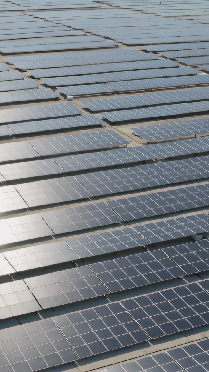 Video verticale: Telecamera panoramica che si muove sopra un tetto, mostrando pannelli fotovoltaici, ringhiere, infissi e passerelle.