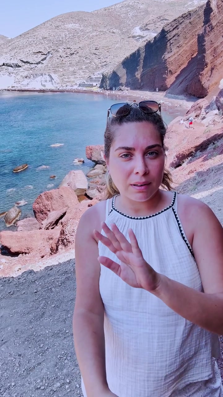 Influencer che fa vlogging alla spiaggia rossa a Santorini, Grecia