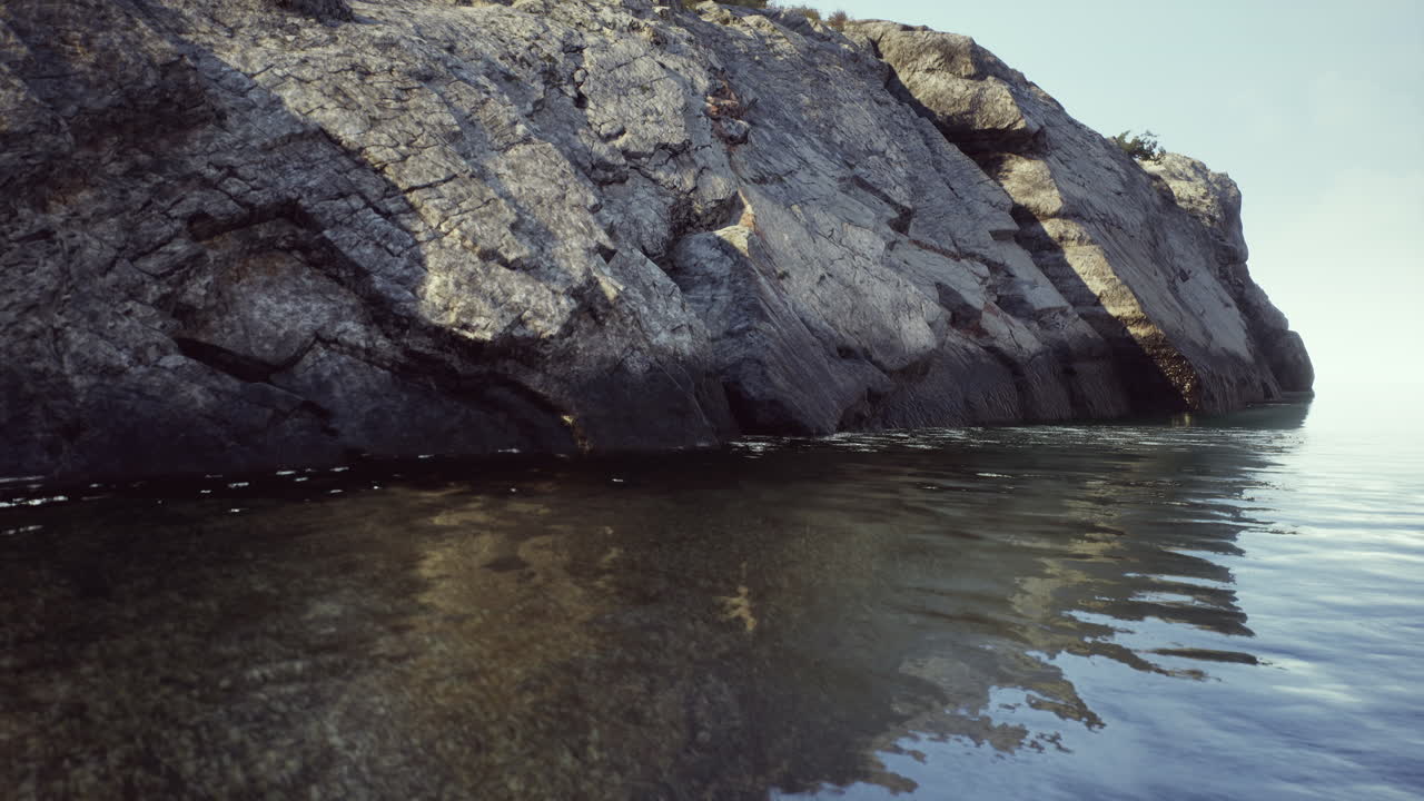 скалистый скал с видом на спокойное море