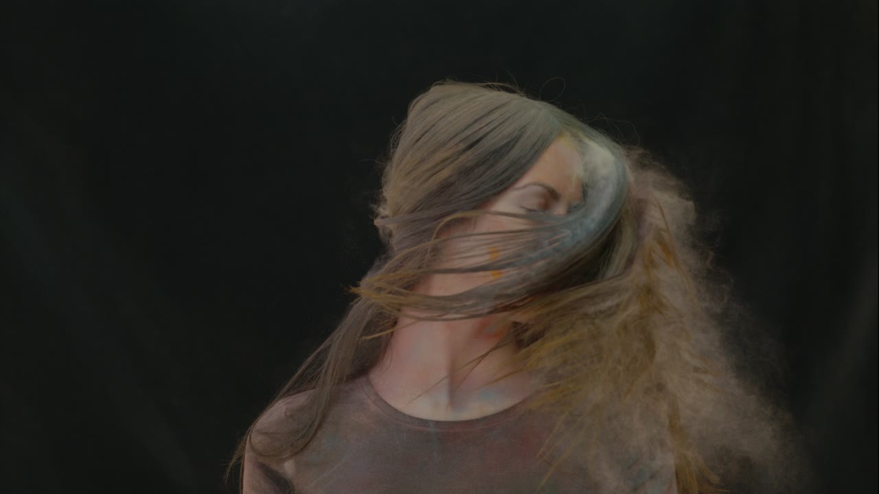 컬러 파우더 폭발 슬로우 모션 소녀