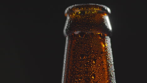 acercamiento de gotas de condensación en el cuello de una botella de cerveza fría o bebida gaseosa