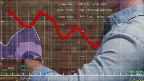 animación del procesamiento de datos del mercado de valores en la sección media del hombre caucásico usando un reloj inteligente.