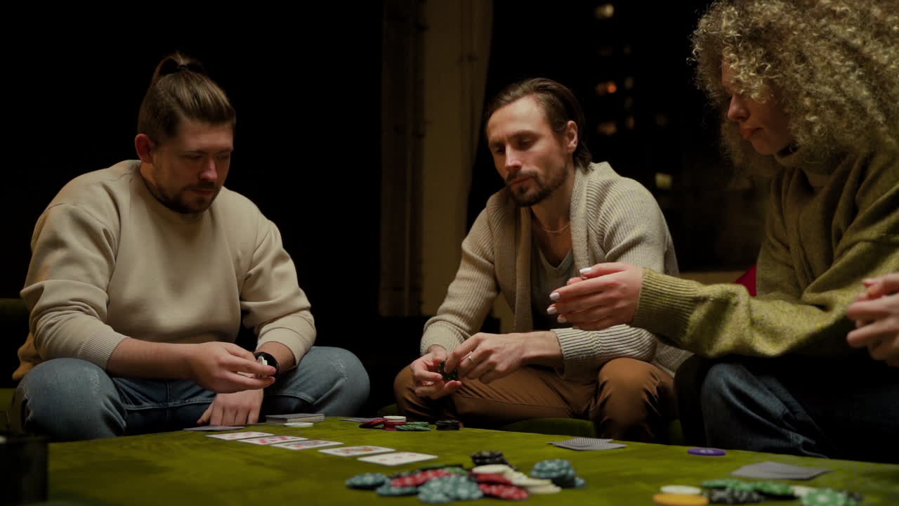 grupo de amigos jugando al póquer sentados en el sofá de la sala de estar 8