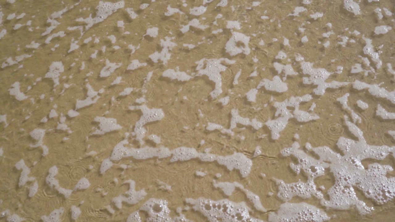 앞뒤로 움직이는 파도의 상위 뷰 - 슬로우 모션 정적 샷