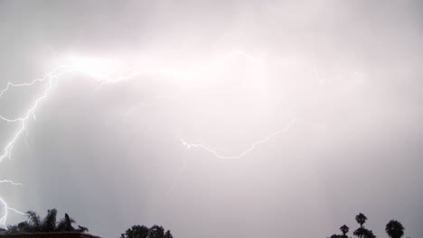 rayos caen durante una tormenta eléctrica 9