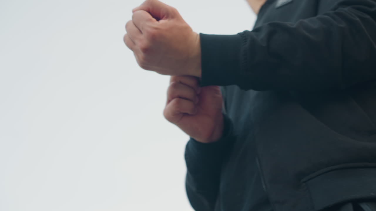 스케이트보더가 야외에서 준비를 해요. 역동적인 젊은 스케이트보더가 도시 배경을 뒤로하고 장비를 점검하고, 활기 넘치는 젊은이가 저녁 하늘 아래 도시 풍경 속에서 스케이트보드 타기를 준비하고 있어요.