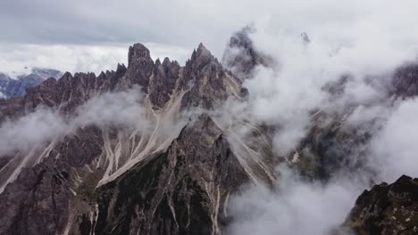 imagen avanzada de un avión no tripulado de cadini di misurina la vista secreta en las dolomitas, italia en un día nublado