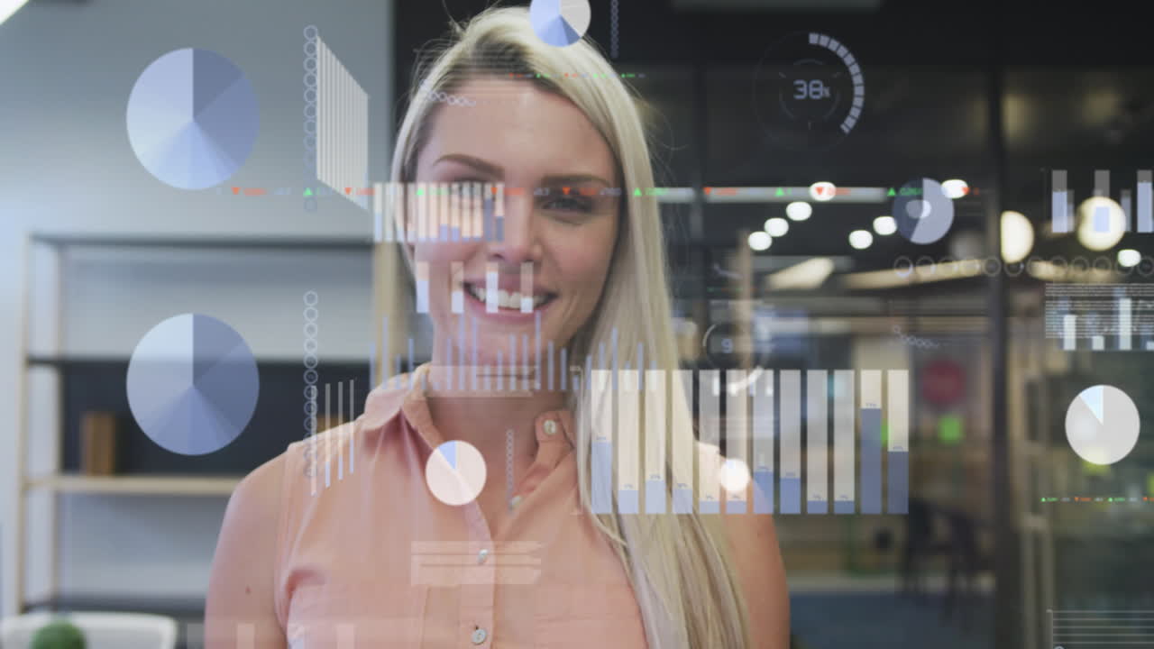 animación del procesamiento de datos sobre una mujer de negocios caucásica que usa un teléfono inteligente en la oficina