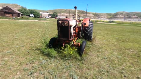 viejo tractor agrícola roto de óxido rojo abandonado en un campo cerca de alberta canadá
