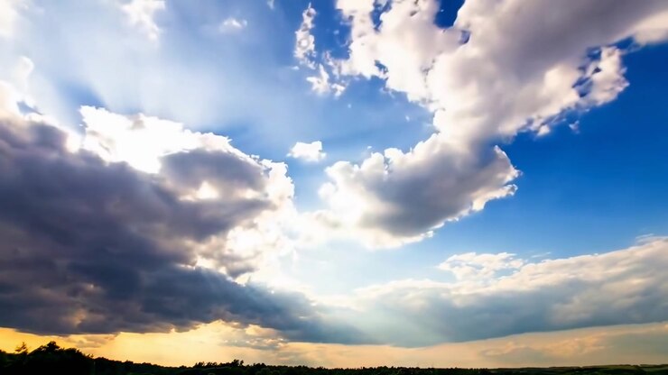 Lapso de tiempo de rayos de sol atravesando las nubes en un cielo azul