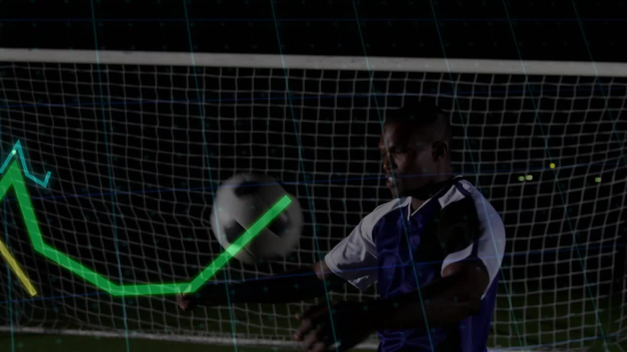 Video verticale: Il portiere para il pallone da sinistra, spostandosi a destra mentre linee al neon vengono proiettate sulla rete di allenamento