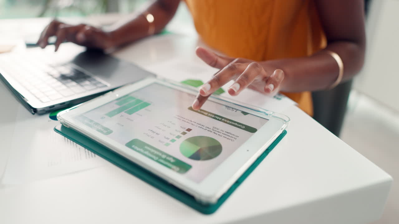 Tangan Menggunakan Laptop dan Tablet dengan Data Bisnis dan Grafik