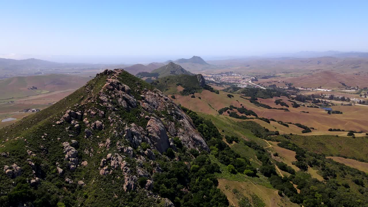 volando a lo largo de una cresta de montaña en el paisaje fuera de san luis obispo, california