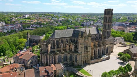 Cathedral-of-Saint-Etienne-and-Sainte-Marie-de-la-Regle-Abbey,-Limoges-in-France