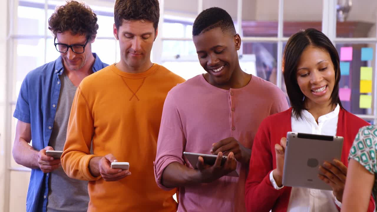 ejecutivos de empresas que utilizan teléfonos móviles, tabletas digitales y computadoras portátiles