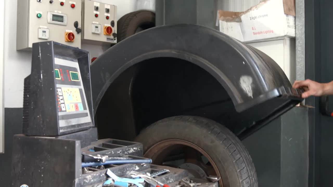 mecánico trabajando en un neumático