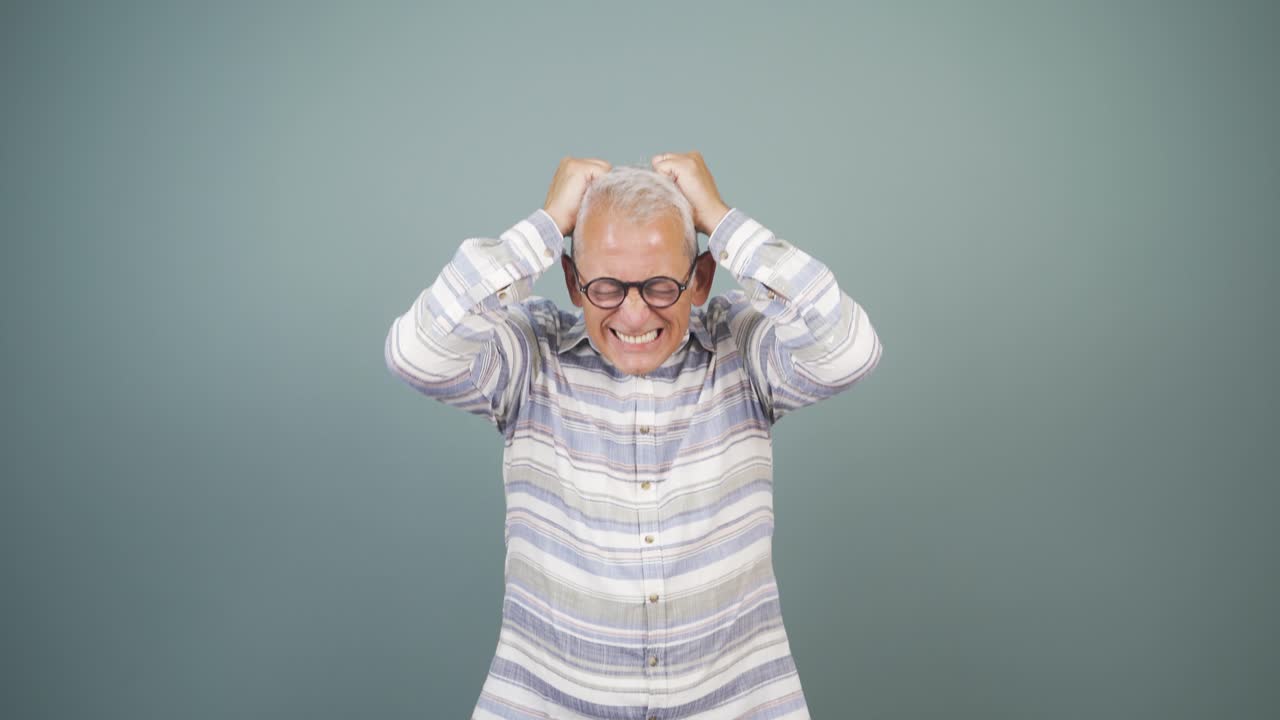 un hombre que tiene un colapso nervioso frente a la cámara.