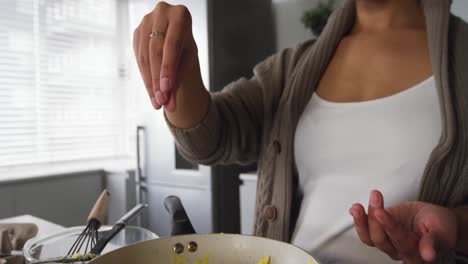 mujer cocinando el desayuno en su cocina