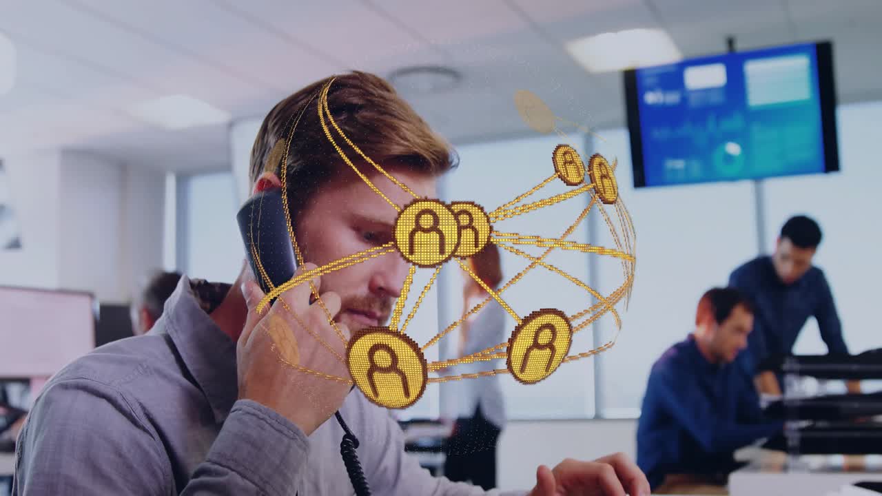 Professionista uomo maturo che visualizza un grafico di rete in un ufficio open space, con computer e display tecnologici