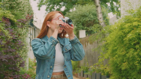 Junge-Frau-In-Der-Stadt-Macht-Ein-Foto-Mit-Einer-Digitalkamera,-Um-Es-In-Den-Sozialen-Medien-Zu-Posten