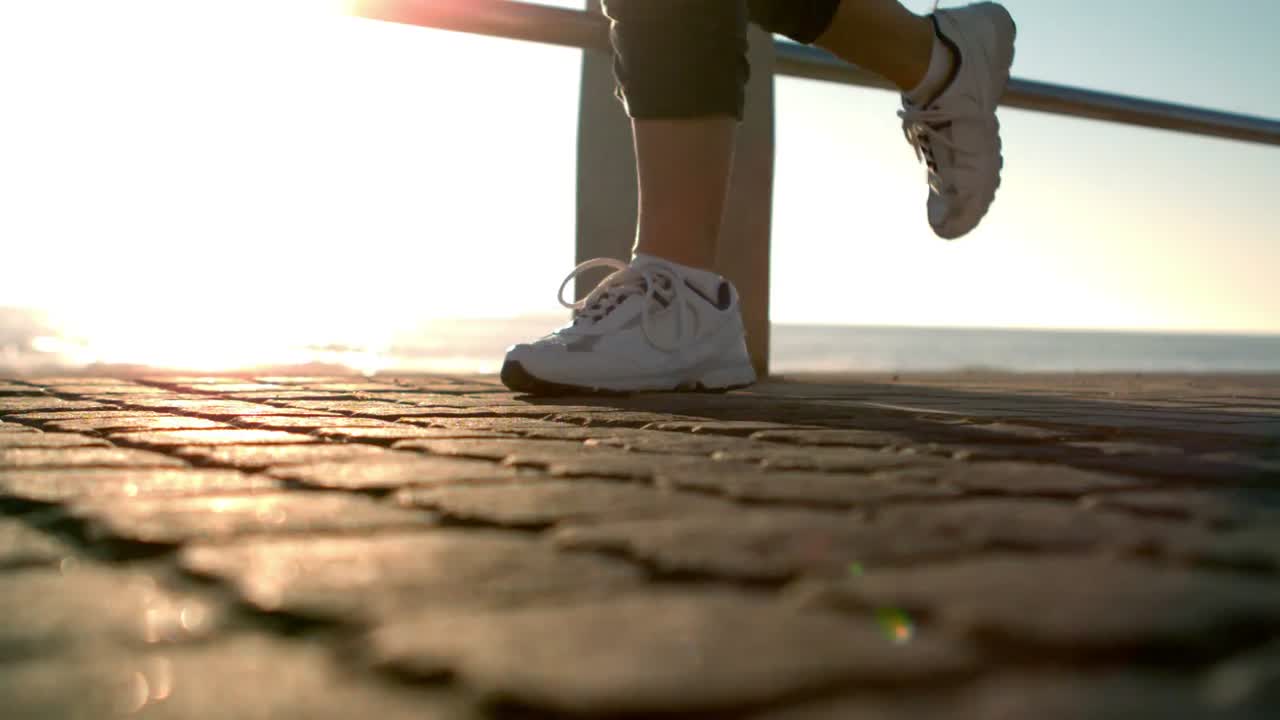 sección inferior de una mujer deportiva corriendo