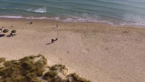 Wunderschöne-Küstenlinie-Mit-Vegetation-Auf-Der-Einen-Seite-Und-Dem-Meer-Auf-Der-Anderen-Seite