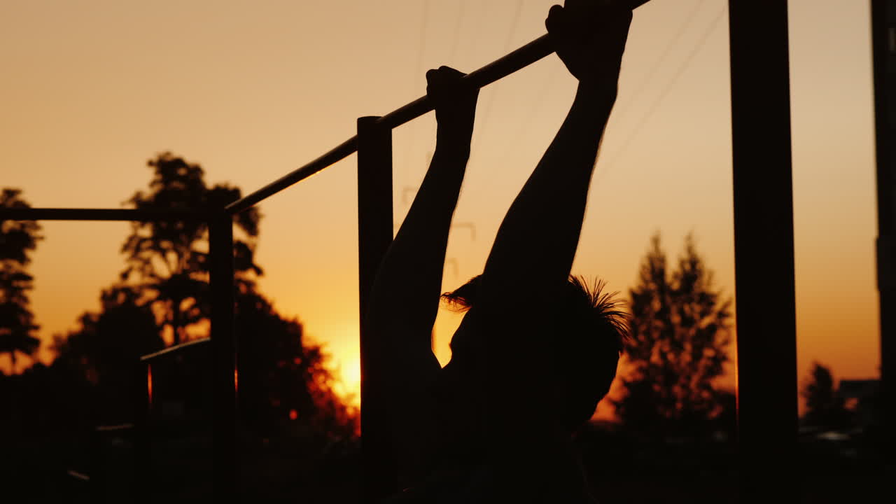 도시에서의 훈련 - 한 청년이 수평 막대 거리 훈련과 여러분 사이에서 운동을 합니다.