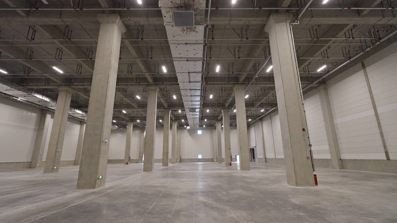 interior del centro de distribución del almacén vacío. 4k 50fps