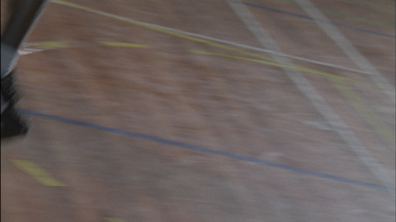 tres hombres juegan baloncesto en una cancha cubierta 5