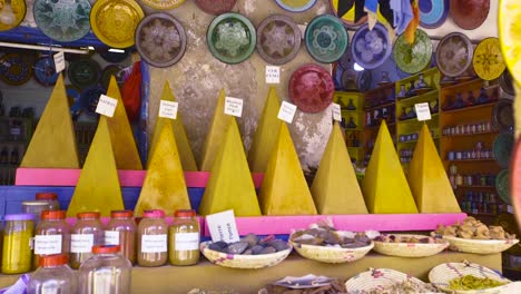 Ceramics-and-Spices-in-Morocco-01