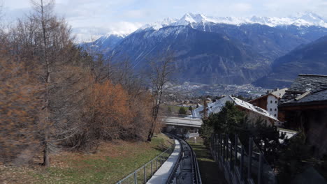 Vista-Panorámica-Desde-El-Funicular-Que-Viaja-En-Crans-Montana,-Valais,-Suiza