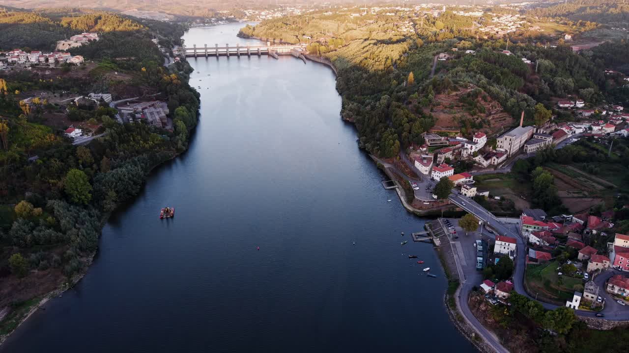 Vista aerea del piccolo porto turistico di Crestuma e del villaggio rivierasco accanto alle acque calme del fiume Douro