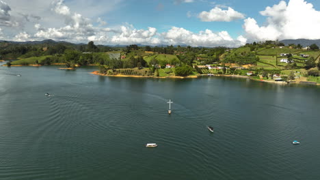 Vista-Aérea-Alrededor-De-La-Cruz-En-El-Lago-En-El-Embalse-Peñol-guatapé-En-Colombia