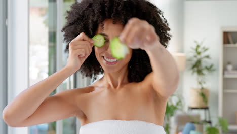 mujer negra, sonrisa y ojos de fruta para el cuidado de la piel