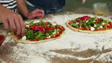 Nahaufnahme-Eines-Paares,-Das-Pizza-Zubereitet