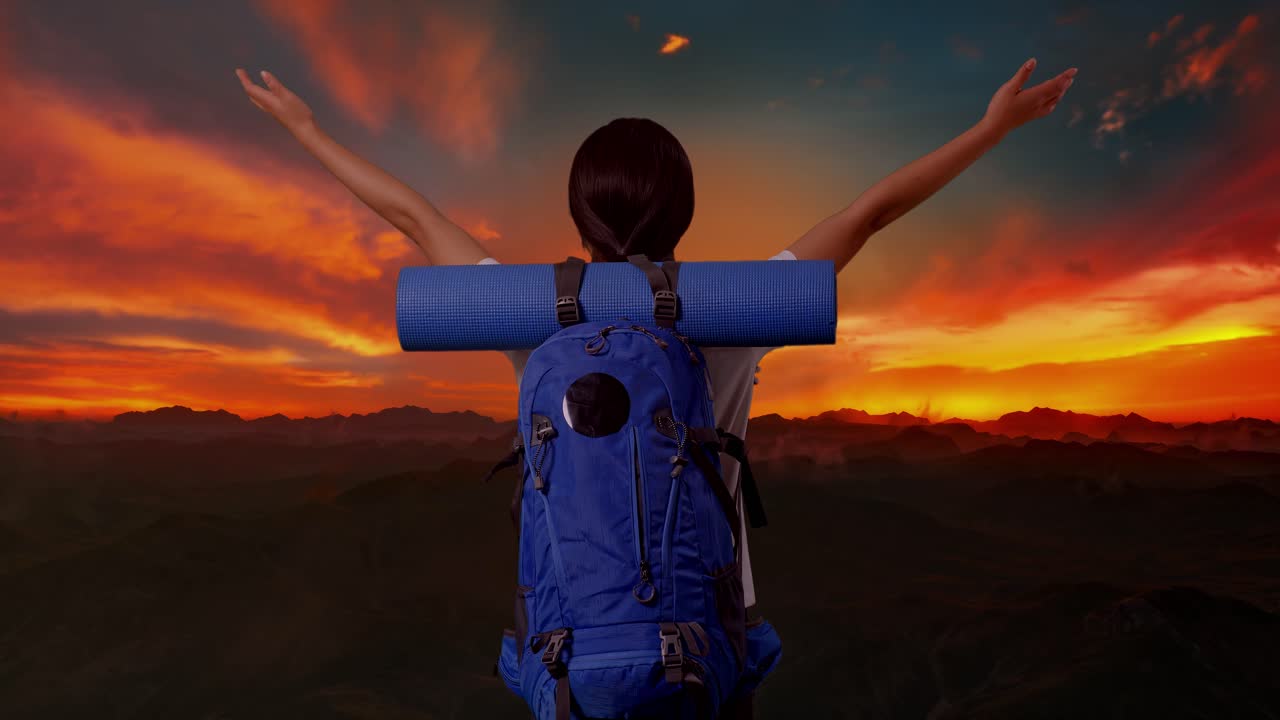 mujer en una aventura de senderismo al atardecer