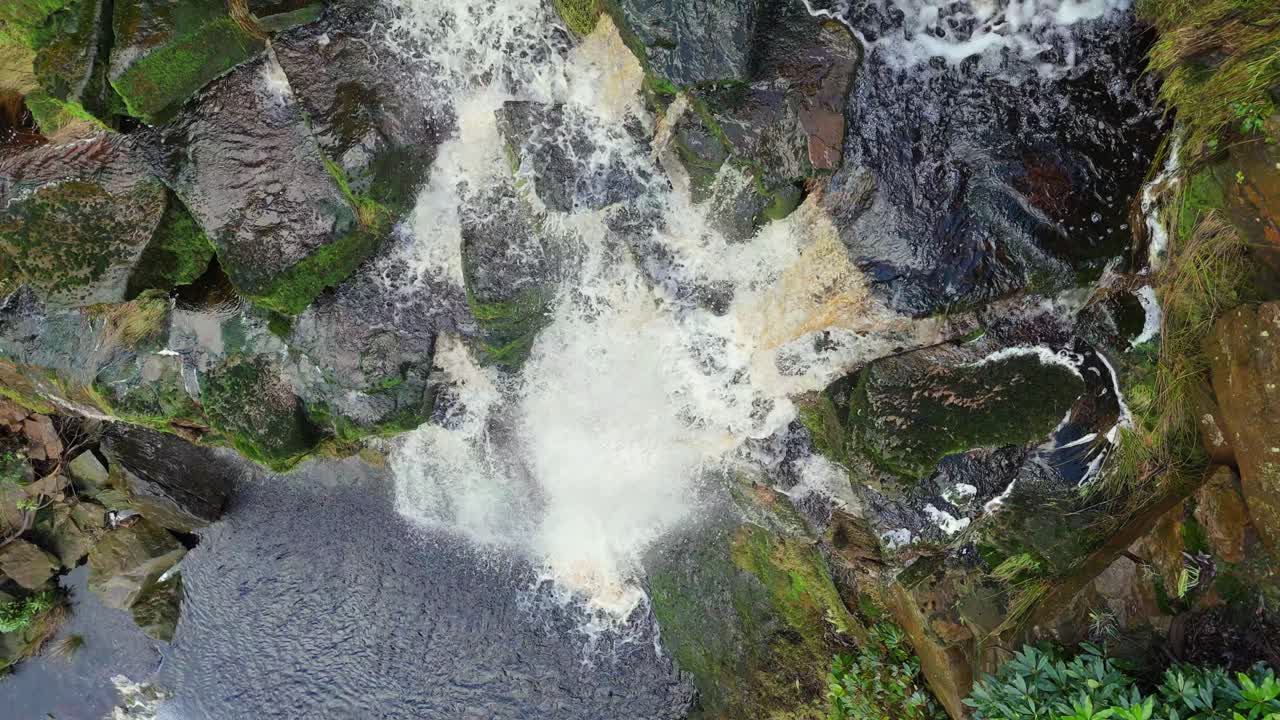 imágenes aéreas de un dron de una alta cascada rocosa en los valles de yorkshire, centavos