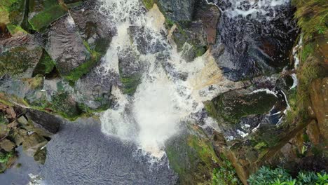 Imágenes-Aéreas-De-Drones-De-Una-Alta-Cascada-Rocosa-En-Los-Valles-De-Yorkshire,-Centavos