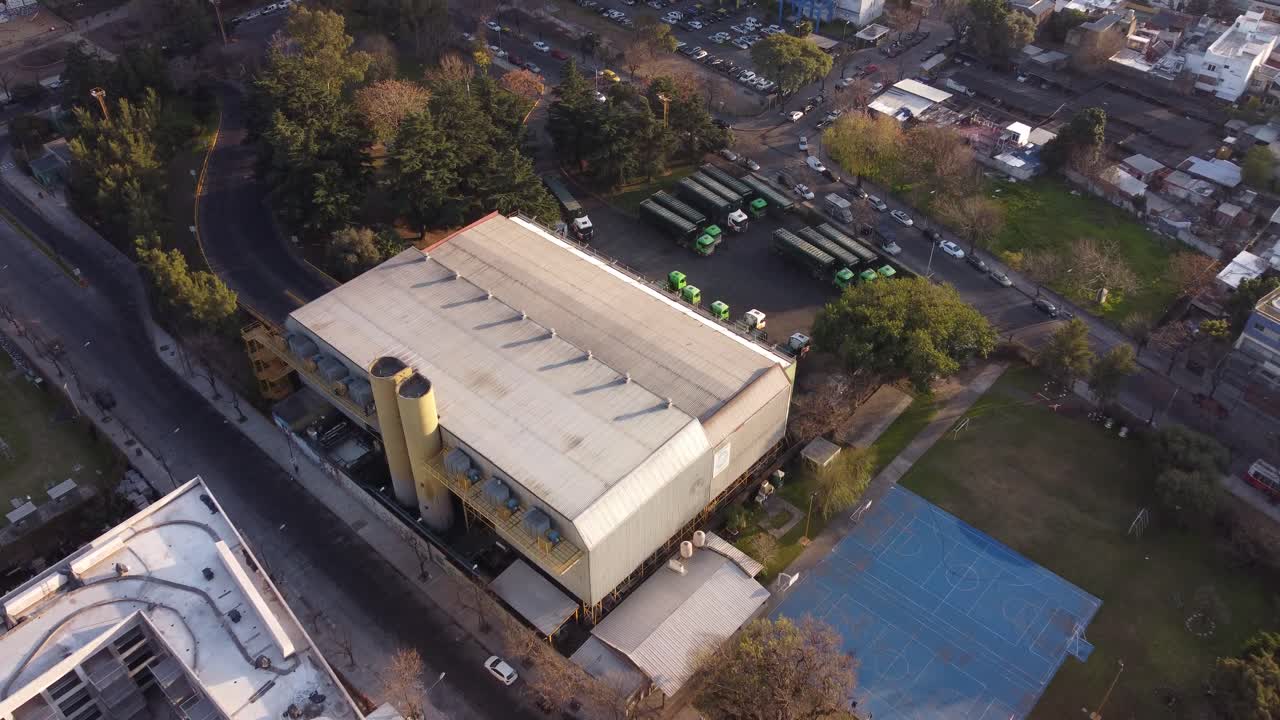 toma aérea de arriba hacia abajo de residuos de fabricación de fábrica ambiental a energía en buenos aires - empresa de planta de energía, 4k