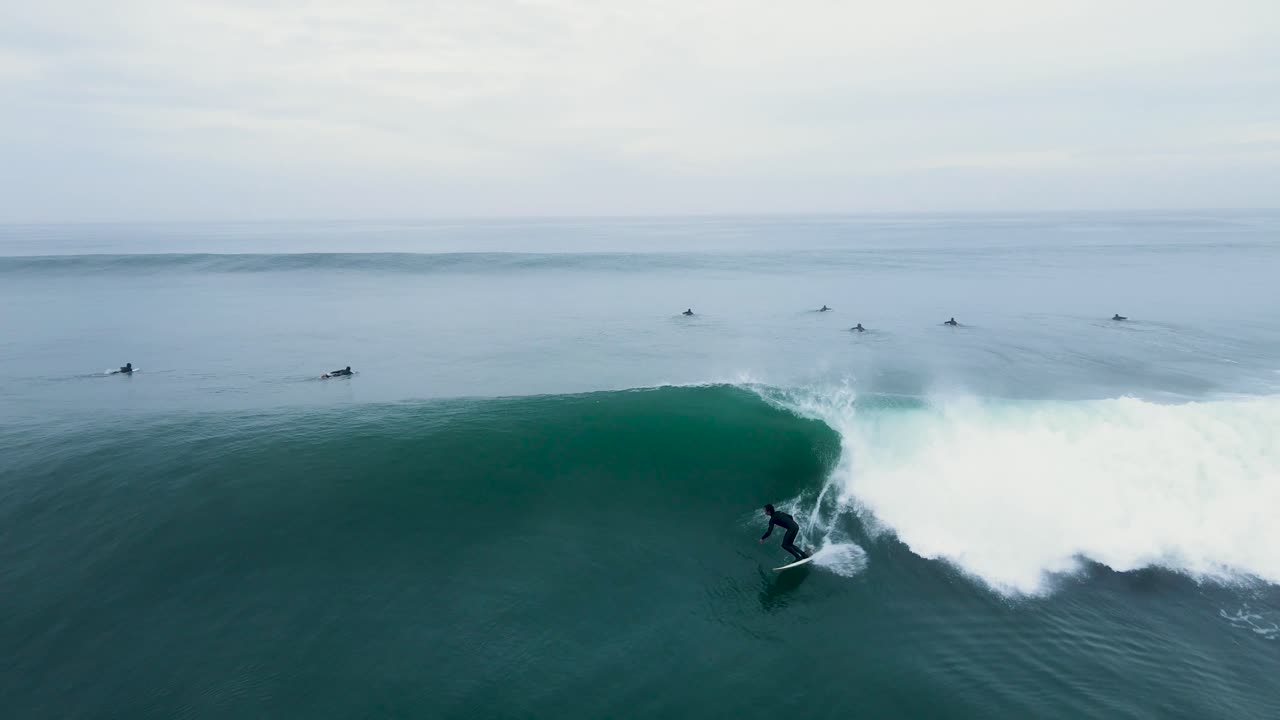 vista de drones de un surfista en una ola limpia en carlsbad