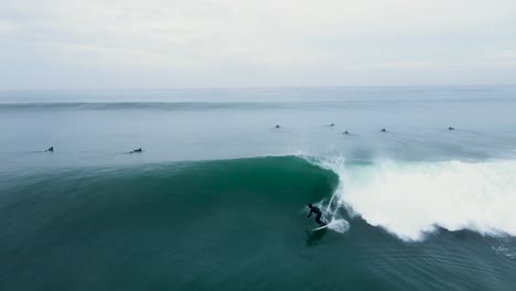 Vista-De-Drones-De-Un-Surfista-En-Una-Ola-Limpia-En-Carlsbad