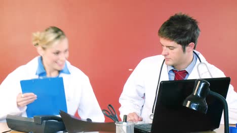 médicos jóvenes trabajando juntos en la oficina