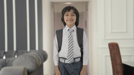 Feliz-Niño-De-Escuela-India-Sonriendo-A-La-Cámara