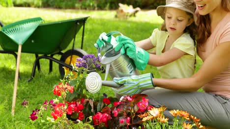 Süßes-Mädchen,-Das-Mit-Ihrer-Mutter-Die-Blumen-Gießt