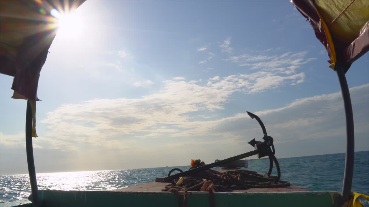 Vista dall'interno di una barca da pesca